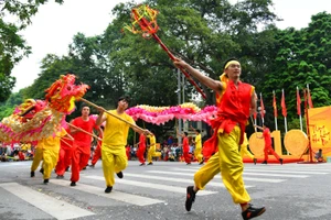 Tổ chức tốt các hoạt động văn hóa để thu hút khách du lịch là một trong những giải pháp lấy lại đà tăng trưởng của thành phố Hà Nội trong năm 2021 và những năm tiếp theo.