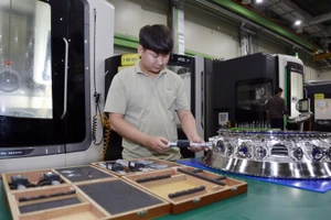 Sản xuất các bộ phận và linh kiện của động cơ máy bay tại Nhà máy Hanwha Aero Engines Việt Nam - doanh nghiệp có vốn đầu tư nước ngoài tại Khu công nghệ cao Hòa Lạc.