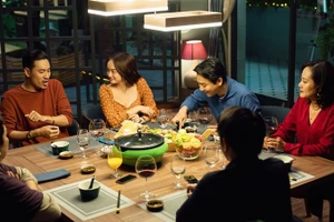 "Tiệc trăng máu" - phim hiếm hoi ra mắt khán giả trong năm nay và hiện là một trong những phim ăn khách ngoài rạp.