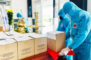 Đại diện Ban Chỉ huy quân sự huyện Cần Giờ chuẩn bị đưa hộp đựng hũ tro cốt của người dân về địa phương.