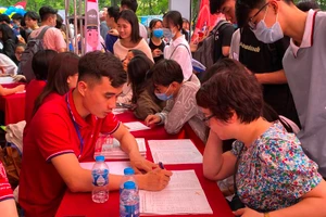 Cán bộ tuyển sinh Trường đại học Bách khoa Hà Nội tư vấn xét tuyển cho thí sinh, ngày 11/4.