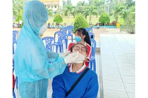 Xét nghiệm thí sinh dự thi ở huyện Châu Phú.