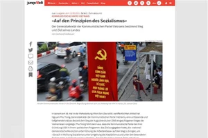 Một bài viết trên báo mạng Thế giới trẻ (Jungewelt) viết về Việt Nam. (Ảnh: Mạnh Hùng/TTXVN)