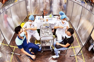 Tiêm vaccine phòng Covid-19 cho người dân quận Ðống Ða (Hà Nội). Ảnh | Đức Anh