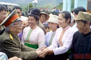 Đồng bào Điện Biên xúc động đón Đại tướng Võ Nguyên Giáp về thăm lại chiến trường Điện Biên Phủ.
