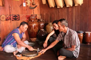 Già làng - nghệ nhân chỉnh chiêng người dân tộc Mạ.