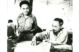 Chủ tịch Hồ Chí Minh cùng Đại tướng Võ Nguyên Giáp nghiên cứu phương án tác chiến trong Chiến dịch Biên giới năm 1950. Ảnh: BẢO TÀNG LỊCH SỬ QUÂN SỰ VIỆT NAM