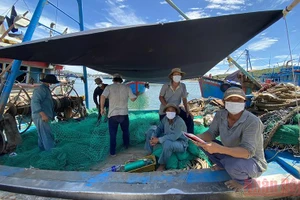 Chủ tàu QNg 94334 Phạm Văn Thơm mong muốn cách ly tại tàu vì không có khả năng lo chi phí cách ly cho anh em bạn thuyền.