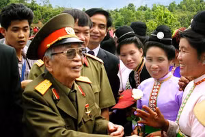 Đại tướng Võ Nguyên Giáp thăm lại Mường Phăng (huyện Điện Biên, tỉnh Điện Biên) tháng 4/2004. (Ảnh: Đoàn Hoài Trung) 