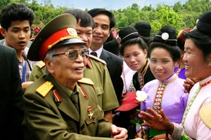 Đại tướng Võ Nguyên Giáp thăm lại Mường Phăng (huyện Điện Biên, tỉnh Điện Biên) tháng 4/2004. (Ảnh: Đoàn Hoài Trung) 