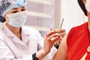 Tiêm thử nghiệm Nanocovax. Ảnh: VGP