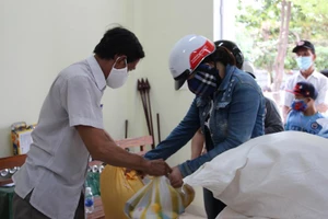 Người lao động khó khăn nhận hỗ trợ gạo, nhu yếu phẩm ở Đà Nẵng.