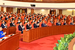 Các đồng chí lãnh đạo Ðảng, Nhà nước và các đại biểu dự bế mạc hội nghị.