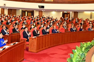 Các đồng chí lãnh đạo Ðảng, Nhà nước và các đại biểu dự bế mạc hội nghị.