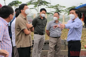 Giám đốc Sở Kế hoạch và Đầu tư Đồng Nai (phải) kiểm tra tiến độ xây dựng khu tái định cư Lộc An - Bình Sơn (dự án Cảng hàng không quốc tế Long Thành).