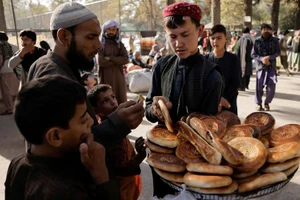 Người dân Afghanistan mua bánh mì tại một điểm tạm trú ở công viên Shahr-e Naw, Kabul, Afghanistan, ngày 4/10/2021. (Ảnh: Reuters)