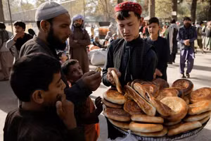 Người dân Afghanistan mua bánh mì tại một điểm tạm trú ở công viên Shahr-e Naw, Kabul, Afghanistan, ngày 4/10/2021. (Ảnh: Reuters)