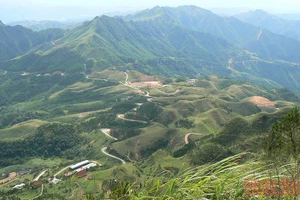 Toàn cảnh đường lên khu du lịch Mẫu Sơn, Lộc Bình (Lạng Sơn).