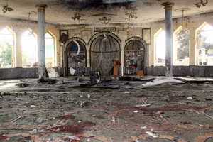 Hiện trường vụ đánh bom liều chết do IS thực hiện tại thánh đường Hồi giáo ở Kunduz, Afghanistan ngày 8/10/2021. (Ảnh: Reuters)