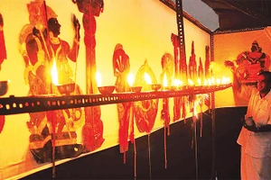 Hậu trường của sân khấu rối bóng.