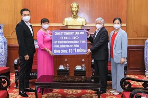 Đồng chí Đỗ Văn Chiến, Bí thư Trung ương Đảng, Chủ tịch Ủy ban Trung ương Mặt trận Tổ quốc Việt Nam, Trưởng Tiểu ban Vận động và huy động xã hội tiếp nhận ủng hộ. (Ảnh: Diệp Vinh)