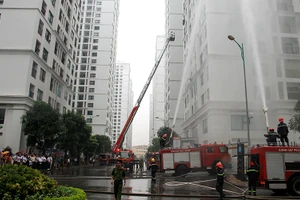 Diễn tập phòng cháy, chữa cháy tại Khu đô thị Vinhomes Times City (quận Hai Bà Trưng, TP Hà Nội).