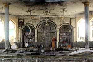 Hiện trường vụ đánh bom liều chết ở thánh đường Hồi giáo tại Kunduz, Afghanistan, ngày 8/10/2021. (Ảnh: Reuters)