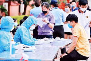 Lực lượng y tế xét nghiệm cho người dân thôn Bầu, xã Kim Chung, Đông Anh (Hà Nội). Ảnh | Nguyễn Hải