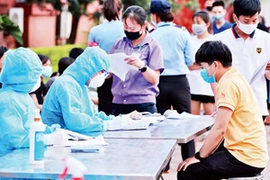 Lực lượng y tế xét nghiệm cho người dân thôn Bầu, xã Kim Chung, Đông Anh (Hà Nội). Ảnh | Nguyễn Hải