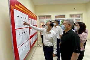 Chủ tịch Ủy ban Bầu cử thành phố Hà Nội kiểm tra công tác bầu cử tại Hoàn Kiếm.