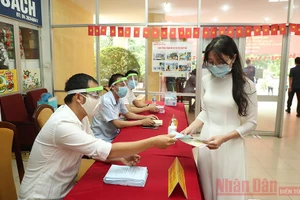 Cử tri là sinh viên tham gia bỏ phiếu tại khu vực bỏ phiếu thuộc quận Cầu Giấy, Hà Nội. Ảnh: DUY LINH