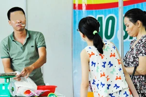 Hút thuốc lá nơi công cộng vẫn diễn ra. Ảnh: Song Anh