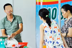 Hút thuốc lá nơi công cộng vẫn diễn ra. Ảnh: Song Anh