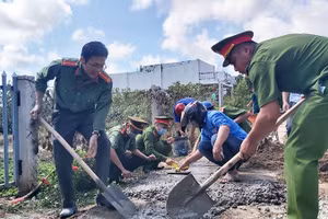 Cán bộ, chiến sĩ Công an tỉnh Bạc Liêu phối hợp giúp người dân xã Điền Hải, huyện Đông Hải làm đường giao thông nông thôn.