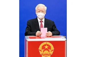 Tổng Bí thư Nguyễn Phú Trọng bỏ phiếu bầu cử tại khu vực bỏ phiếu số 4, phường Nguyễn Du, quận Hai Bà Trưng (Hà Nội). Ảnh: ĐĂNG KHOA