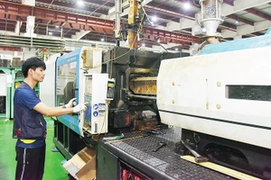 Công nhân Công ty TNHH điện tử CAIS VINA Khu công nghiệp Nam Cầu Kiền, huyện Thủy Nguyên (TP Hải Phòng) trong ca sản xuất. 