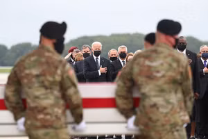 Tổng thống Joe Biden đón những người lĩnh Mỹ cuối cùng trở về từ Afghanistan.Ảnh REUTERS