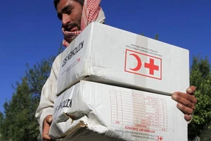 Một người đàn ông nhận đồ viện trợ của Hiệp hội Chữ thập đỏ và Trăng lưỡi liềm đỏ quốc tế tại thành phố Jalalabad, Afghanistan. (Ảnh: REUTERS)