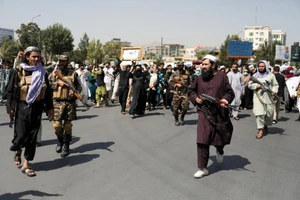 Thành viên của Taliban đi trước đoàn người biểu tình tại thủ đô Kabul, Afghanistan, ngày 7/9. (Ảnh: Wana/Reuters)