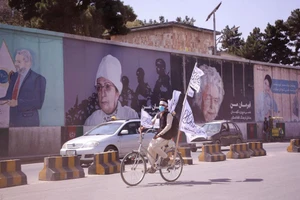 Một người ủng hộ Taliban trên đường phố Kabul, ngày 2/9/2021. (Ảnh: Reuters)