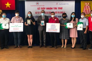 Trao vật tư y tế tặng các bệnh viện.