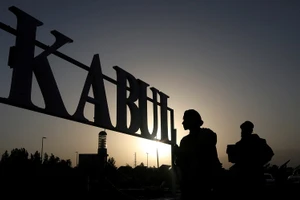 Các tay súng Taliban đứng gác tại sân bay quốc tế Kabul, Afghanistan, ngày 9/9/2021. (Ảnh: WANA/Reuters)