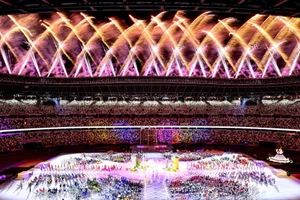 Pháo hoa rực sáng sân vận động Olympic trong lễ bế mạc Paralympic Tokyo 2020. (Ảnh: Getty Images)