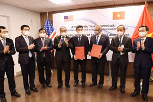 Chủ tịch nước chứng kiến Lễ trao thỏa thuận hợp tác giữa liên danh Công ty Kinh Bắc và Công ty Công nghệ viễn thông Sài Gòn, trực thuộc Tập đoàn đầu tư Saigon và Tập đoàn Quantum, Hoa Kỳ. (Ảnh: VOV)