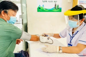 Khám sàng lọc sức khỏe trước khi tiêm vaccine cho người dân tại điểm tiêm chủng phường 25, quận Bình Thạnh, TP Hồ Chí Minh 