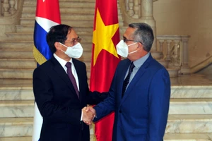 Bộ trưởng Ngoại giao Bùi Thanh Sơn gặp Quyền Bộ trưởng Ngoại giao Cuba Marcelino Medina.