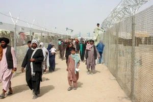 Người dân Afghanistan tìm đường sang Pakistan qua Cổng Hữu nghị ở thị trấn biên giới Chaman, Pakistan, ngày 16/8/2021. (Ảnh: Reuters)