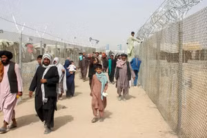 Người dân Afghanistan tìm đường sang Pakistan qua Cổng Hữu nghị ở thị trấn biên giới Chaman, Pakistan, ngày 16/8/2021. (Ảnh: Reuters)