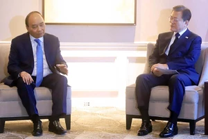 Chủ tịch nước Nguyễn Xuân Phúc gặp Tổng thống Hàn Quốc Moon Jae-in. 