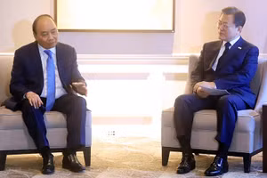 Chủ tịch nước Nguyễn Xuân Phúc gặp Tổng thống Hàn Quốc Moon Jae-in. 